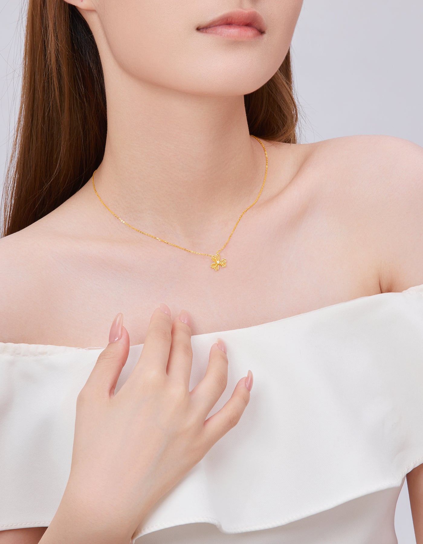 Collier pendentif en or 18 carats avec diamants en forme de trèfle de SUNFEEL : un cadeau symbolique et étincelant pour votre bien-aimé