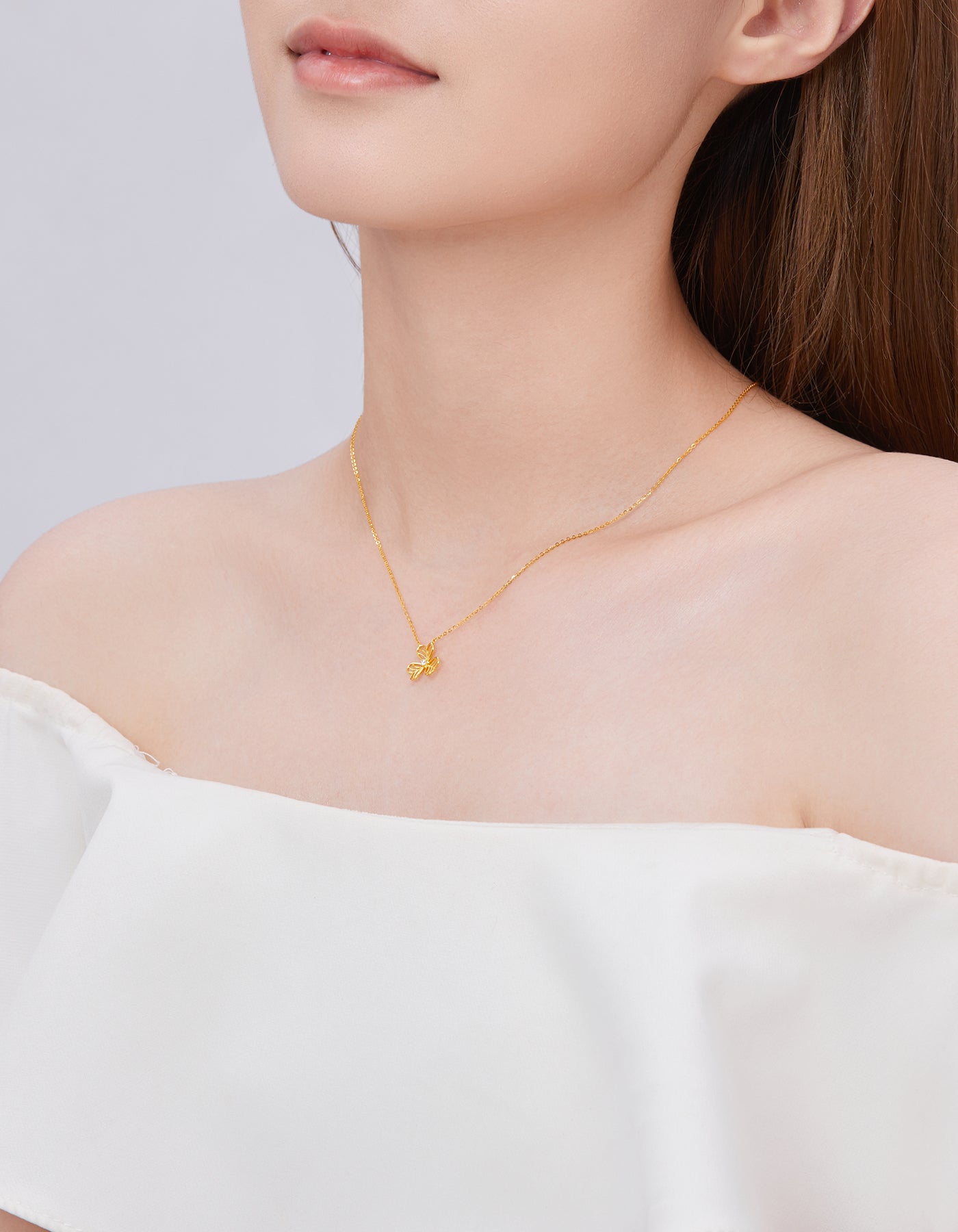 Collier pendentif en or 18 carats avec diamants en forme de trèfle de SUNFEEL : un cadeau symbolique et étincelant pour votre bien-aimé