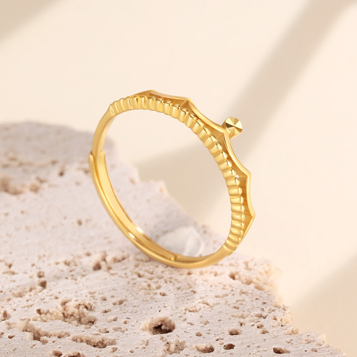 Bague ajustable en or 18 carats avec bordure en filigrane ondulée - Un cadeau glamour pour votre bien-aimé(e)