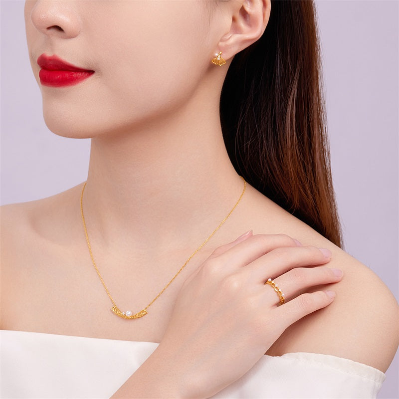 SUNFEEL's 18K Gold Diamond and Pearl Smiling Face Pendant Necklace: A Radiant Gift for Your Sweetheart