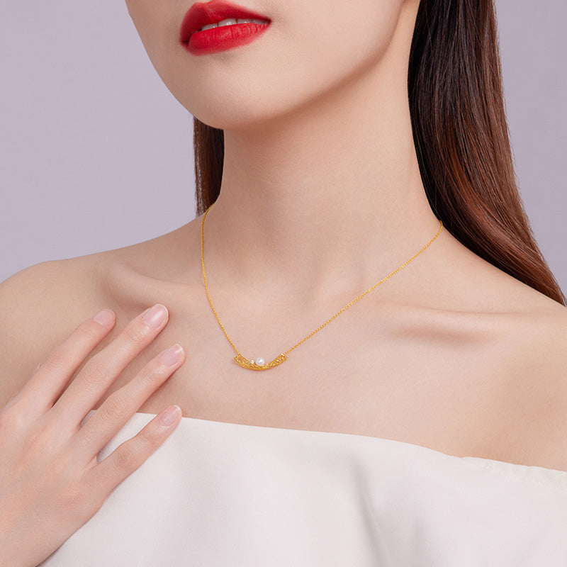 SUNFEEL's 18K Gold Diamond and Pearl Smiling Face Pendant Necklace: A Radiant Gift for Your Sweetheart