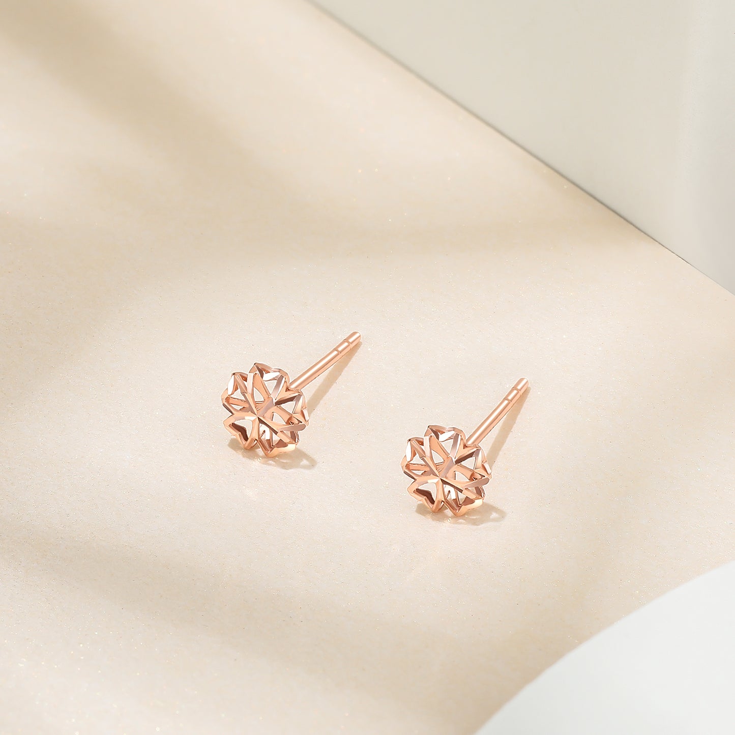 Boucles d'oreilles romantiques à tige en plaqué or rose 18 carats avec fleurs épanouies : un cadeau scintillant en or 750 pour votre petite amie.