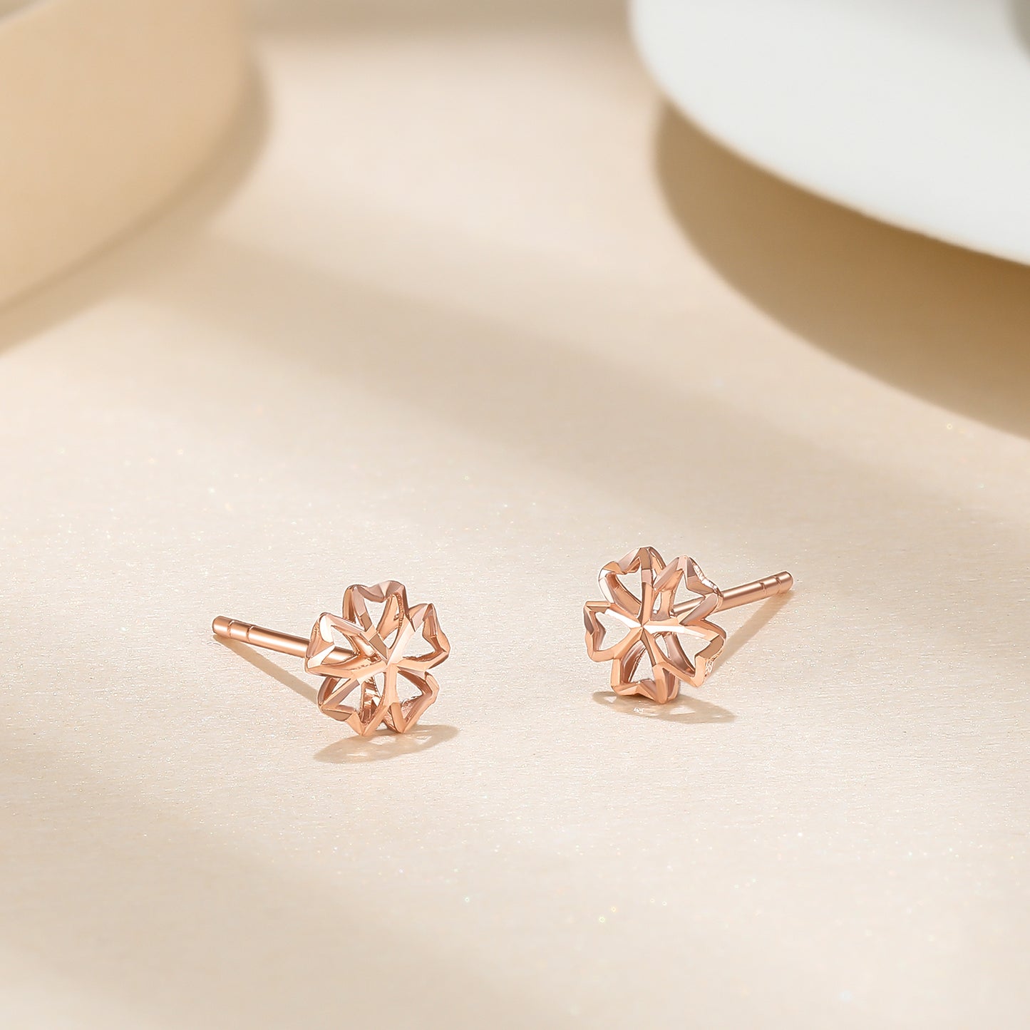 Boucles d'oreilles romantiques à tige en plaqué or rose 18 carats avec fleurs épanouies : un cadeau scintillant en or 750 pour votre petite amie.