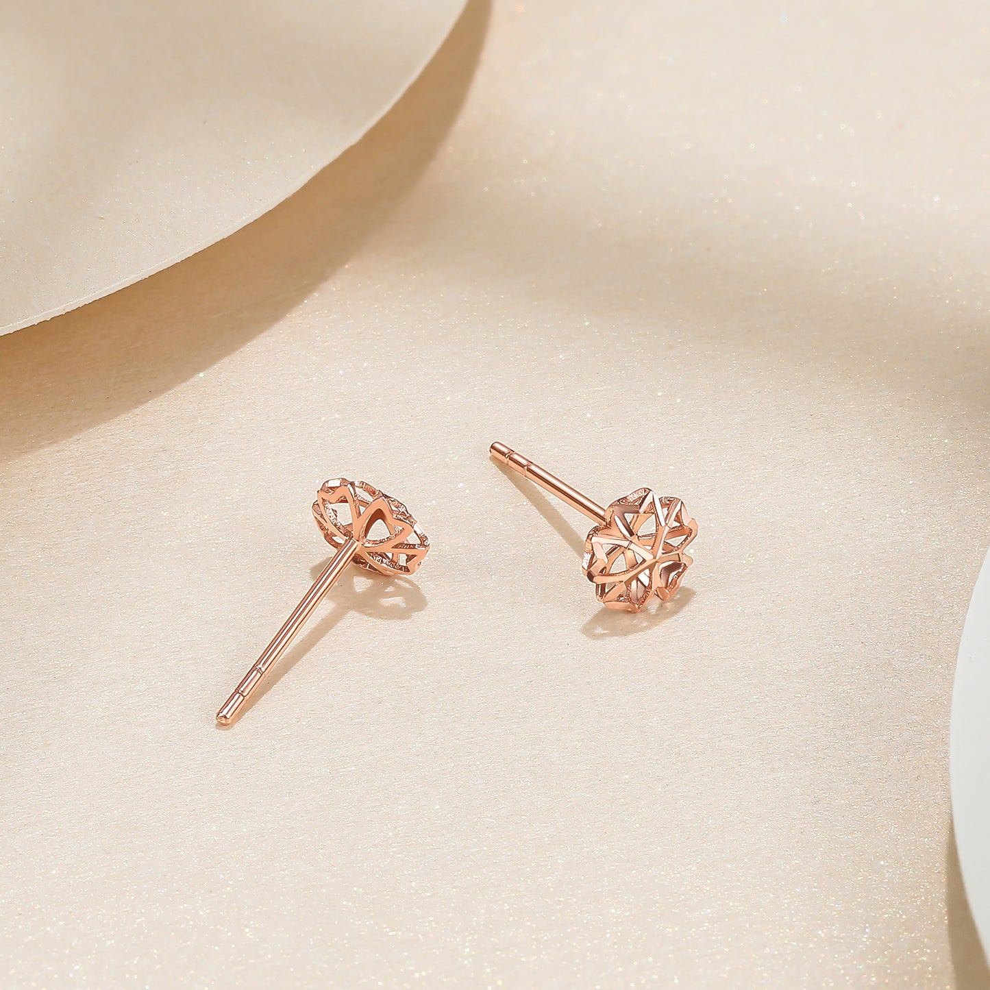 Boucles d'oreilles romantiques à tige en plaqué or rose 18 carats avec fleurs épanouies : un cadeau scintillant en or 750 pour votre petite amie.