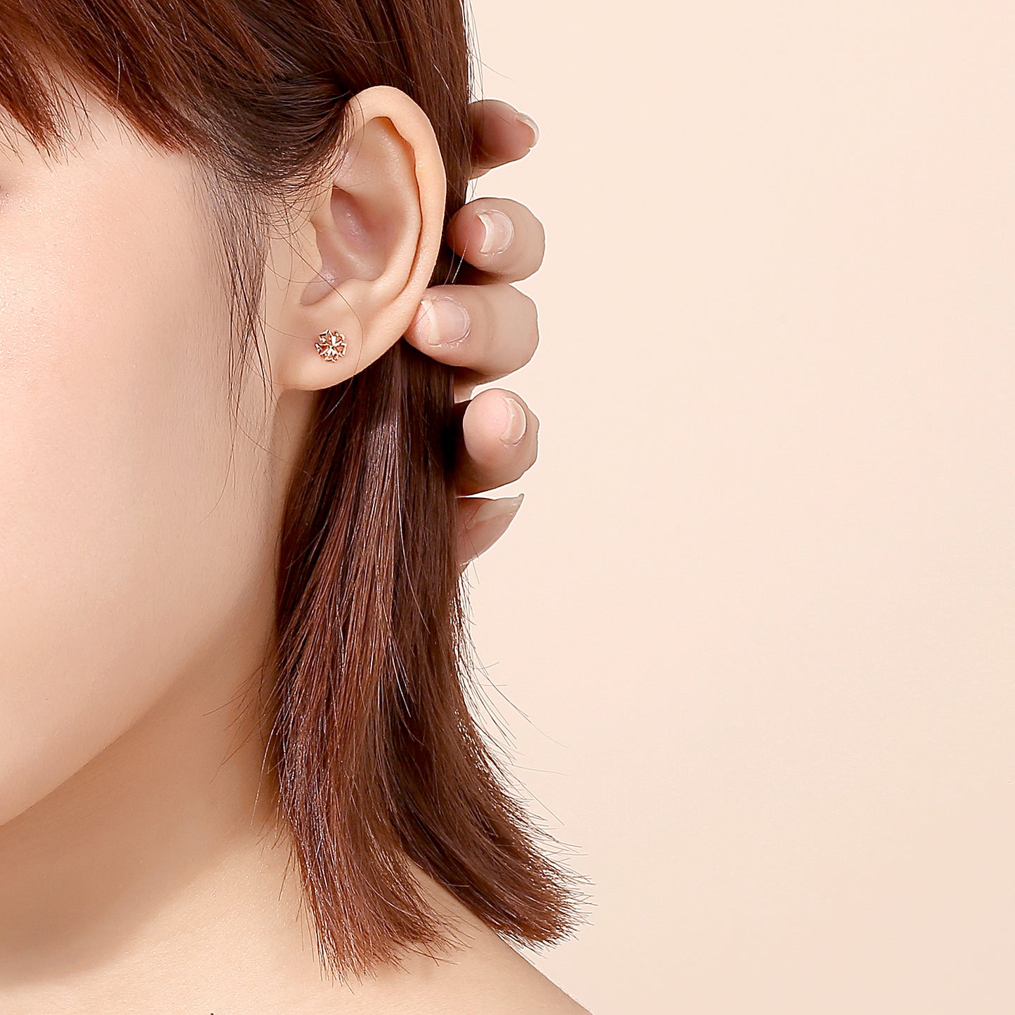 Boucles d'oreilles romantiques à tige en plaqué or rose 18 carats avec fleurs épanouies : un cadeau scintillant en or 750 pour votre petite amie.