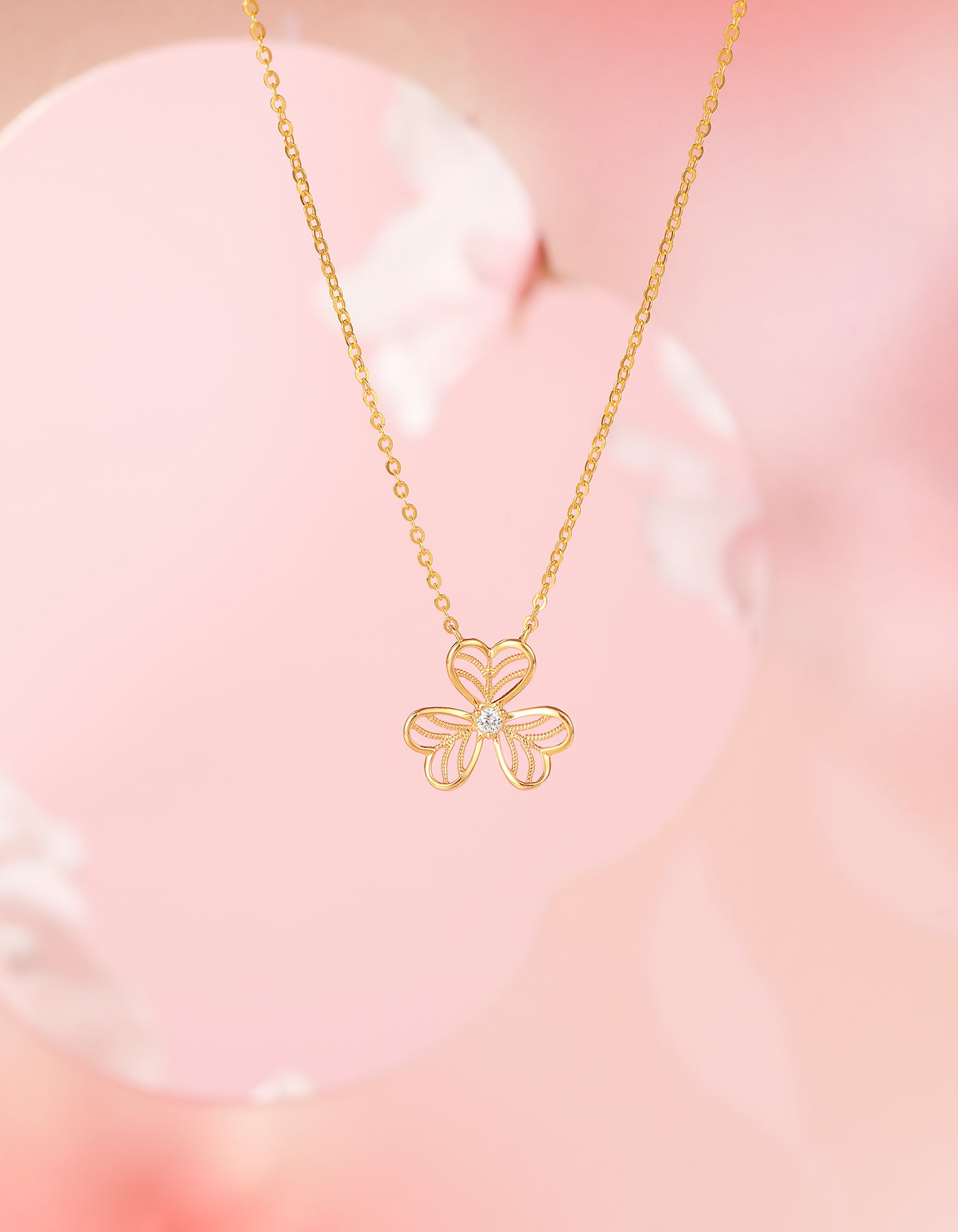 Collier pendentif en or 18 carats avec diamants en forme de trèfle de SUNFEEL : un cadeau symbolique et étincelant pour votre bien-aimé