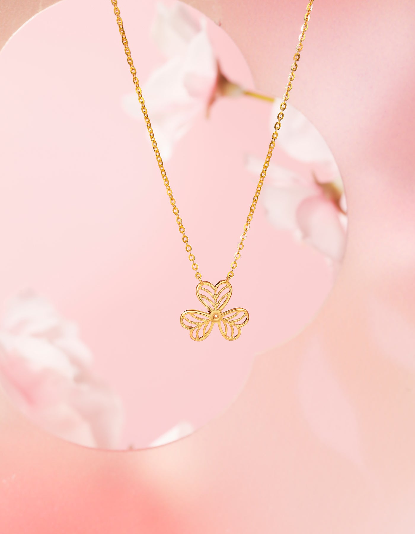 Collier pendentif en or 18 carats avec diamants en forme de trèfle de SUNFEEL : un cadeau symbolique et étincelant pour votre bien-aimé