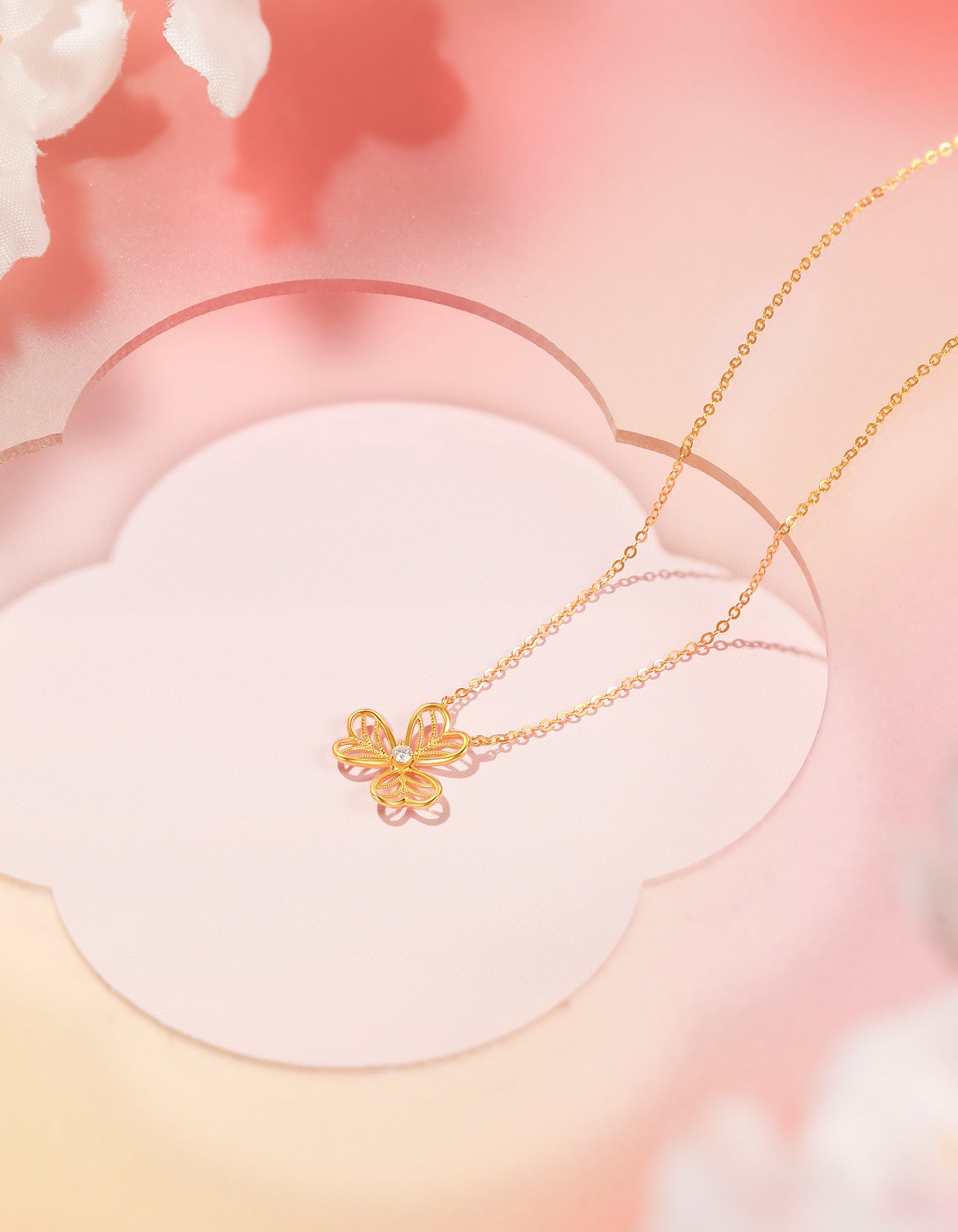 Collier pendentif en or 18 carats avec diamants en forme de trèfle de SUNFEEL : un cadeau symbolique et étincelant pour votre bien-aimé